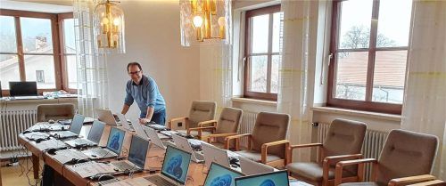 Hatte am Wahltag alles im Griff: Wahlsachbearbeiter Anton Kohlbeck an den Laptops zur Stimmauszählung. Nachdem die Bürgermeister der drei Mitgliedsgemeinden für ihre Liste keine Relevanz haben, rückt jeweils ein Bewerber nach. Foto privat
