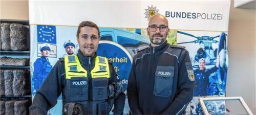 Hatten viele Fragen zu beantworten: Polizeihauptmeister Sommerfeld (links) und Polizeihauptkommissar Hettwer.