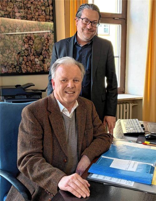 Hier wird Bastian Wernthaler am 4. Mai zum ersten Mal Platz nehmen: Noch hat Rathauschef Michael Kölbl (sitzend) den Schreibtisch im Bürgermeisterzimmer für sich. Doch der alte und der neue Chef stehen bereits in engem Austausch. Foto Duczek