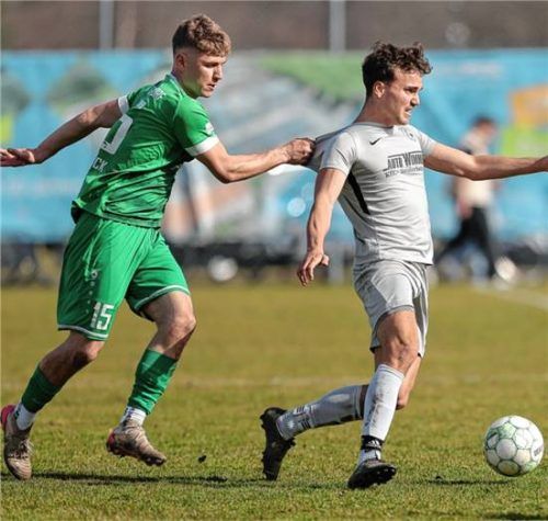 Hiergeblieben! Siegsdorfs Florian Zaunick (links) bremst hier Peterskirchens Alexander Rohde aus.Foto Hans Weitz
