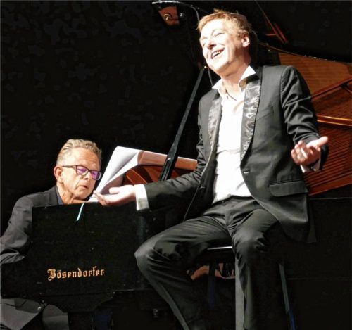 Hochanimiert agierten Max Müller als Sänger wie auch Pianist Volker Nemmer. Foto Janka