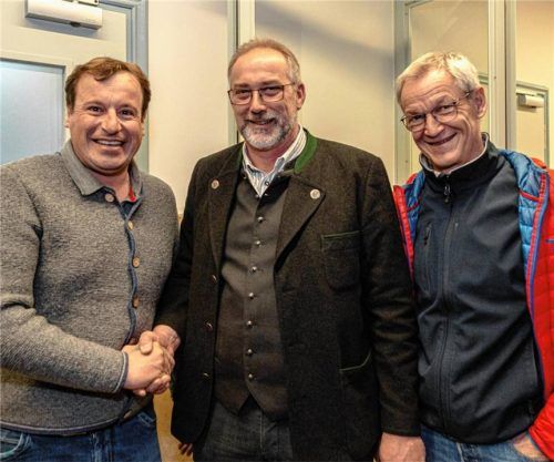 Hubert Estner (links) gratulierte zusammen mit dem amtierenden Bürgermeister Matthias Jokisch (rechts) dem neuen Rathauschef Christian Zweckstätter.Fotos  JOHANNES THOMAE