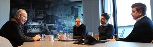 Im exklusiven Gespräch mit (von rechts) OVB MEDIA-Chefredakteur Christoph Maier, OVB-Redakteur Julian Baumeister und OVB-Chefreporterin Rosi Gantner verrät Münchens Alt-OB Christian Ude, wie er auf die Stichwahl in Rosenheim blickt.