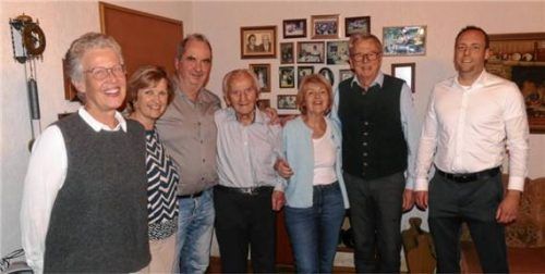 Im Kreis der Familie durfte Hans Eckstein 2025 seinen 103. Geburtstag feiern und genoss das Zusammensein sichtlich; (von rechts) Inzells Bürgermeister Michael Lorenz, Schwiegersohn Klaus und Tochter Helga Herrmann, Hans Eckstein, Sohn Hans Eckstein junior mit Lebensgefährtin Anni Maier und Sabine Saurler, Ortsvorsitzende des VdK Inzell.