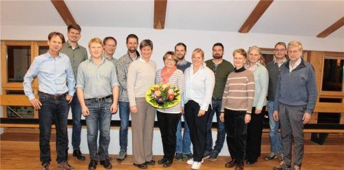 Im Kreis des Gemeinderats wird Silvia Gätcke für ihre langjährige Tätigkeit als Kämmerin der Gemeinde Nußdorf am Inn verabschiedet – ein Moment des Dankes und der Anerkennung für mehr als zwei Jahrzehnte engagierter Arbeit im Dienst der Kommune. Foto re