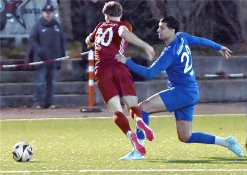 Im Mittelfeld ging es oft zur Sache: Der Sechziger Michael Summerer wird hier von einem Gäste-Akteur gelegt.Foto Hans-Jürgen Ziegler