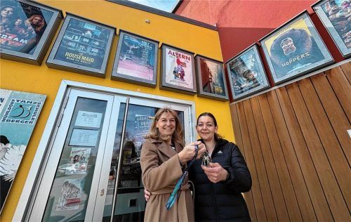Im Mühldorfer Kino gehen die Lichter nicht aus: Manuela Rahnert bekommt von Susanne Trettenbacher (von links) symbolisch die Schlüssel ausgehändigt. Foto re