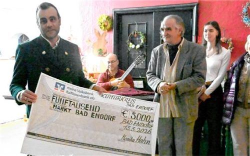 Im Namen des Kulturkreises überreichte Martin Lauber (vorne rechts) an Bürgermeister Alois Loferer einen Scheck für Einrichtungselemente des Haus des Gastes. Foto Ammelburger