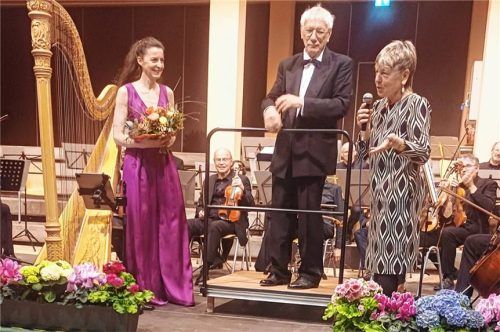 Im Namen von Oberbürgermeister Dr. Christian Hümmer sprach Stellvertreterin Burgi Mörtl-Körner einführende Worte und überreichte Geschenke an Silke Aichhorn und Augustin Spiel. Foto Giesen