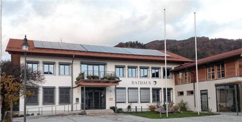 Im Nußdorfer Rathaus wurde der Haushalt 2026 vorgestellt und vom Gemeinderat einstimmig verabschiedet. Das Gesamtvolumen beträgt 7,8 Millionen Euro, der Vermögenshaushalt liegt bei 865.900 Euro.Foto re