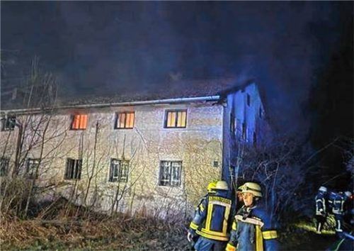 Im Ortsteil Reikering in Stephanskirchen hat es in einem leer stehenden Hof gebrannt. Foto FFW Stephanskirchen