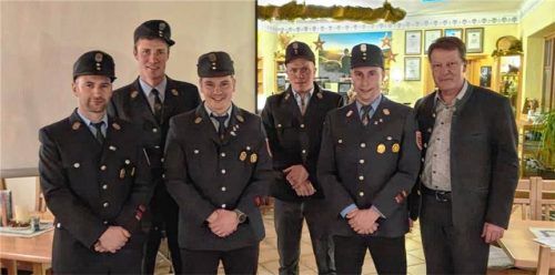 Im Rahmen der Versammlung gab es mehrere Beförderungen: (von links) Zweiter Kommandant Vinzenz Mayer, Josef Hofmeyer (Oberfeuerwehrmann), Markus Tiefenbacher (Löschmeister), Josef Stoffl (Oberfeuerwehrmann), Kommandant Felix Tiefenbacher und Bürgermeister Andreas Fenzl. Foto  Tiefenbacher