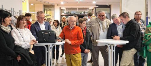 Im Rathaus-Foyer verfolgten viele Interessierte den Ausgang der Bürgermeister-Wahl. Foto Lohmann