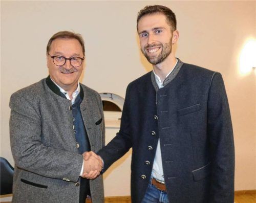 Im Wahlstudio in der Grabenstätter Schlossökonomie war am Sonntagabend schnell klar, dass der seit 2020 amtierende Bürgermeister Gerhard Wirnshofer (Bürgergruppe/links) im Amt bestätigt wird. Sein Herausforderer Michael Lex (Freie Wähler) gratulierte.Foto Müller