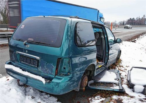 Im wahrsten Sinne des Wortes auseinandergenommen und zurückgelassen: Dieser Kia, Typ Carnival, steht seit Ende Oktober an der A8 und ist ein Fall für die Behörden.