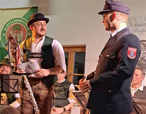 In den Augen des Kafterbaumer Hochzeitsexperten Hias Schmiedmaier (links) müssen die Hoibedoacher Feuerwehrhochzeiten besser organisiert werden, was er bei Vorsitzendem Franz Mußner (rechts) bekrittelte. Foto Künzner-Hingerl