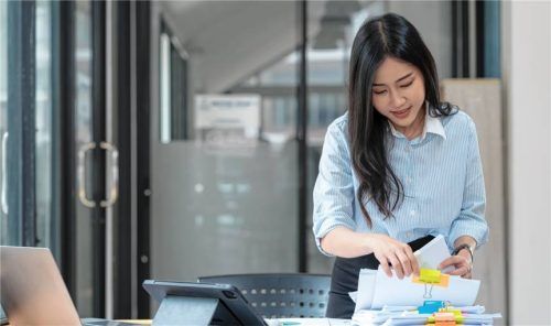 In der Verwaltung gehören digitale Abläufe und klassische Aktenarbeit oft zusammen. Foto Adobe Stock