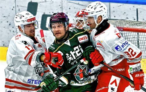 In die Mangel genommen: Rosenheims finnischer Angreifer Teemu Pulkkinen war von Regensburgs Abwehr dennoch nicht zu bremsen und erzielte in zwei Begegnungen bislang vier Treffer.Foto Hans-Jürgen Ziegler