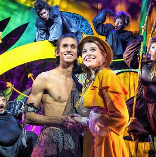 In einen bunten Urwald verwandelt sich das Kurhaus in Bad Aibling beim Musical „Tarzan“.Foto Theater Liberi/Nilz Böhme