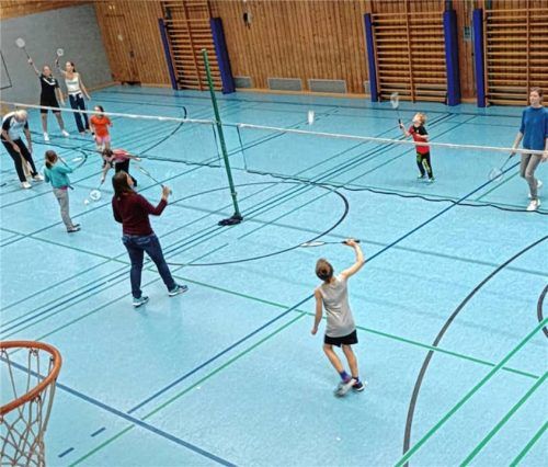 In Halfing spielen knapp 100 Kinder, Frauen und Männer Badminton – manchmal auch kunterbunt gemischt. Foto re