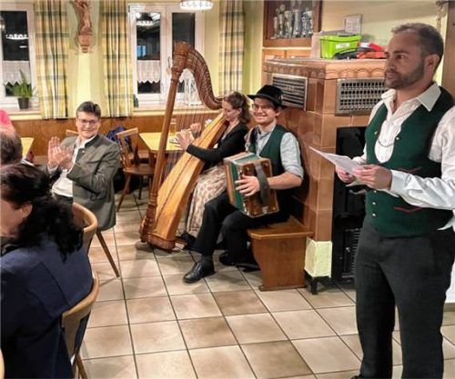 In humorvolle Reime packte Andreas Neumaier (rechts) seine treffenden Pointen, musikalisch umrahmt von Heidi und Gust Grundner junior. Foto Grundner