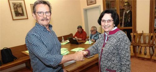 In Jettenbach: Stellvertretender Wahlvorsteher Georg Bruckmaier gratuliert „alter“ und neuer Bürgermeisterin Maria Maier. Foto Ludwig Stuffer