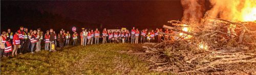 In Lauterbach protestierten etwa 200 Menschen mit einem Mahnfeuer gegen den Brenner-Nordzulauf. Foto Johannes Thomae