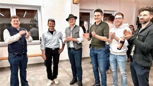 In Obing wird fraktionsübergreifend gefeiert: Gratulation an den alten und neuen Obinger Bürgermeister Josef Huber (Zweiter von links). Foto mb