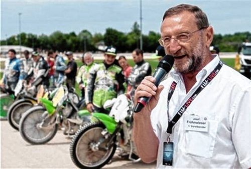 In seinem Element: MSC-Chef Sepp Frohnwieser bei der Vorstellung der Fahrer an der Mühldorfer Rennbahn. Foto OVB