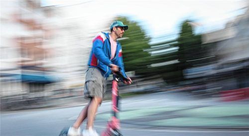 In Waldkraiburg ist ein 17-Jähriger mit seinem E-Scooter schwer verunglückt. (Symbolbild). Foto dpa/Christian Charisius