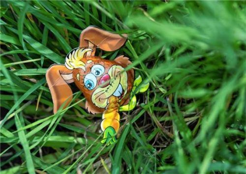 In zwei Altersgruppen machen sich Kinder am Ostermontag auf den Weg, um gemeinsam nach Ostereiern Ausschau zu halten.Foto Stadtmanagement Wasserburg