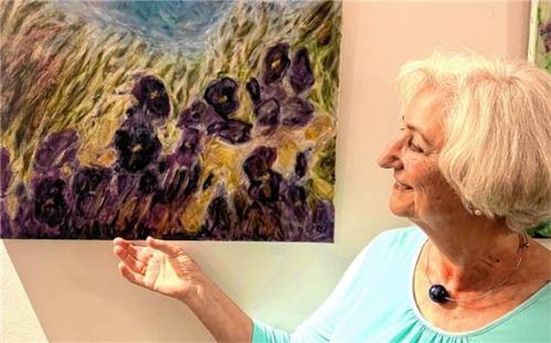 Ingeborg Benninghoven mit einem ihrer Werke. Foto re