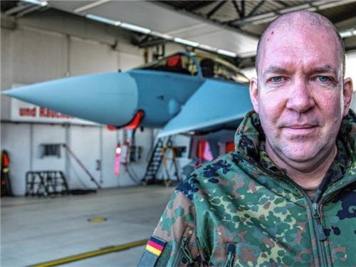Ingmar Kerkhoff, stellvertretender Leiter des Nationalen Lage- und Führungszentrums für Sicherheit im Luftraum, steht vor einem Eurofighter der Bundeswehr. Foto dpa