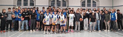 Insgesamt 14 Teams traten bei dem Turnier gegeneinander an. Neben Sport und Spaß ging es auch darum, Raum für Begegnungen zu schaffen.Foto re