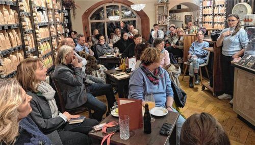 Insgesamt zeigten sich die Wasserburger Einzelhändler mit dem Geschäft nicht unzufrieden, wie Hildegard Wimmer (stehend, rechts) beim ersten Zusammentreffen im „Bohnenröster“ erläuterte. An der ein oder anderen Stellschraube aber könne durchaus noch gedreht werden. Foto Birkhof
