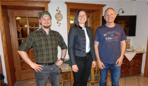 Jagdvorstand Matthias Bichler (rechts) mit den neuen Jagdpächtern Vanessa Süss und Nino Buchner. Foto Voggenauer