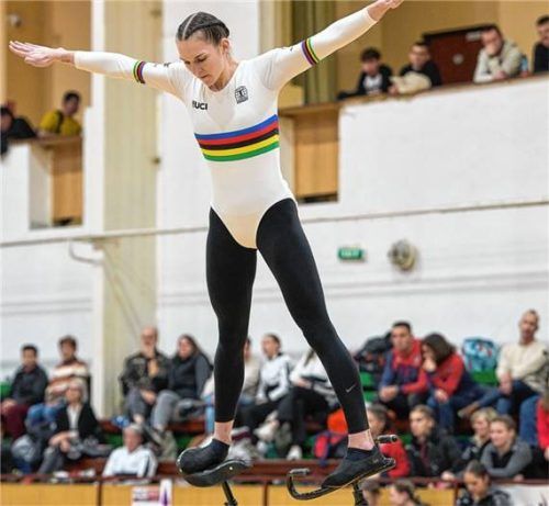Jana Pfann, hier beim Sattellenkerstand rückwärts in der Acht, wurde in Nesvady Zweite. Foto Daniel Kratschmar