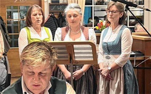 Josef Gill (im Vordergrund) führte durch den Abend und die drei Damen vom Schönbrunner Dreigesang sorgten für angenehme Atmosphäre. Foto Sutherland