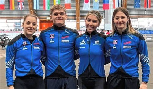 Josephine Heimerl, Felix Motschmann, Isabel Kraus und Ashley Völker (von links) vertraten den DEC Inzell bei den deutschen Meisterschaften im Team.Foto privat
