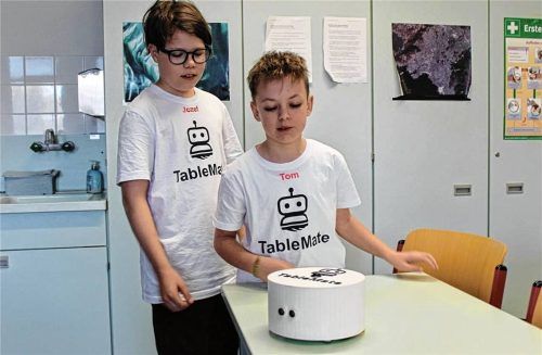 Jozef und sein Freund Tom sind ziemlich stolz auf ihren Tischwischroboter. Fotos  Huckemeyer