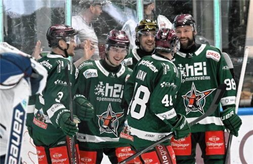 Jubel um den neuen Starbulls-Stürmer: Wyatt Schingoathe (zweiter von links) erzielte gleich in seinem ersten Wechsel für die Starbulls sein erstes Tor.Foto Hans-Jürgen Ziegler