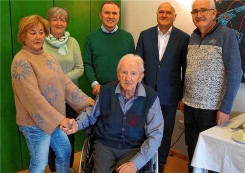 Jubilar Georg Selmeier (vorne Mitte) umringt von (von links) Tochter Agathe, Gerti Giesen, Pfarrer Pawel Idkowiak, Bürgermeister Thomas Stark und Jakob Moser.Foto  Richterstetter