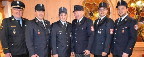Kamen bei der Jahresversammlung zusammen: (von links) Kreisbrandinspektor Rupert Kink, Kommandant Johann Troibner, Markus Schatz, Hubert König, David Hofmeister und Vorsitzender Simon Aigner. Foto Wunderlich