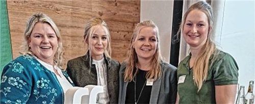 Kamen beim Hoffluencertreffen in München zusammen: (von links) Maria Riepertinger, Agrar-Influencerin Marie Hoffmann, Andrea Schreiber und Theresa Singer.Foto  Büchl/StMELF