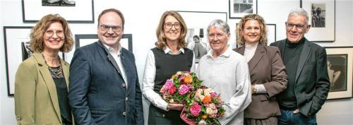 Kamen zur Vernissage: (von links) Kulturreferentin Karina Dingler, Bürgermeister Andreas Friedrich, Kuratorin Ute Gladigau, Sammlerin Andra Spallart, die Kulturreferentin des Landkreises Rosenheim, Anke Hellmann, sowie Georg Klampfleutner vom Kulturförderverein Prien. Foto Berger