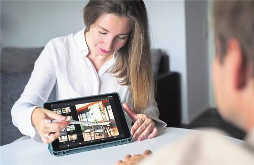 Kann sinnvoll sein, bevor man die Wohnung komplett neu einrichtet: die Ideen im Kopf einmal auf einem Bild zu sehen. Foto Nina Janeckova/Westend61/dpa