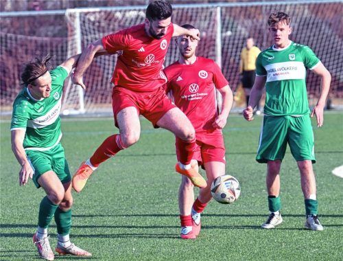 Keine großen Sprünge beim TSV 1860 Rosenheim und dem TSV Murnau: Zum Auftakt der Frühjahrsrunde trennten sich die Landesligisten unentschieden.Foto Hans-Jürgen Ziegler