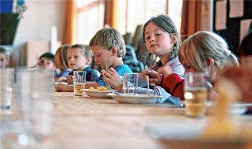 Kinder essen zu Mittag. Auch das wird bei der Nachmittagsbetreuung angeboten (Symbolbild). Foto  Dpa