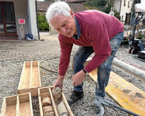 Kirchenpfleger Hans Stahuber wirft vor Ort einen ersten Blick auf die gewonnenen Gesteinsschichten, die jetzt analysiert werden. Foto Kotter