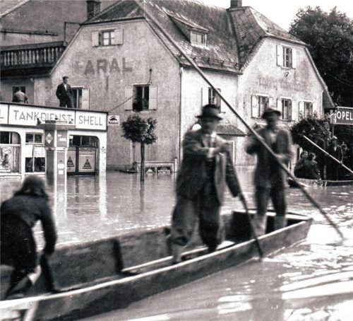 Klein-Venedig in Rosenheim: Bei der großen Überschwemmung 1940 wurde die Innstraße, die zu diesem Zeitpunkt anders hieß, als Wasserstraße benutzt. Foto Fotoarchiv Herbert Borrmann